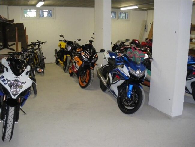 Motorräder in einer Garage