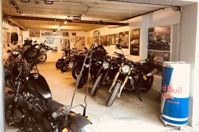 Viele Motorräder in einer Garage